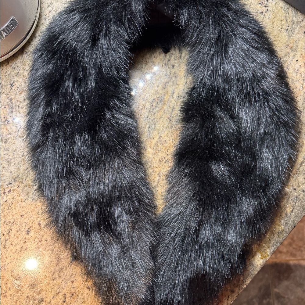 Elegant Black Faux Fur Collar